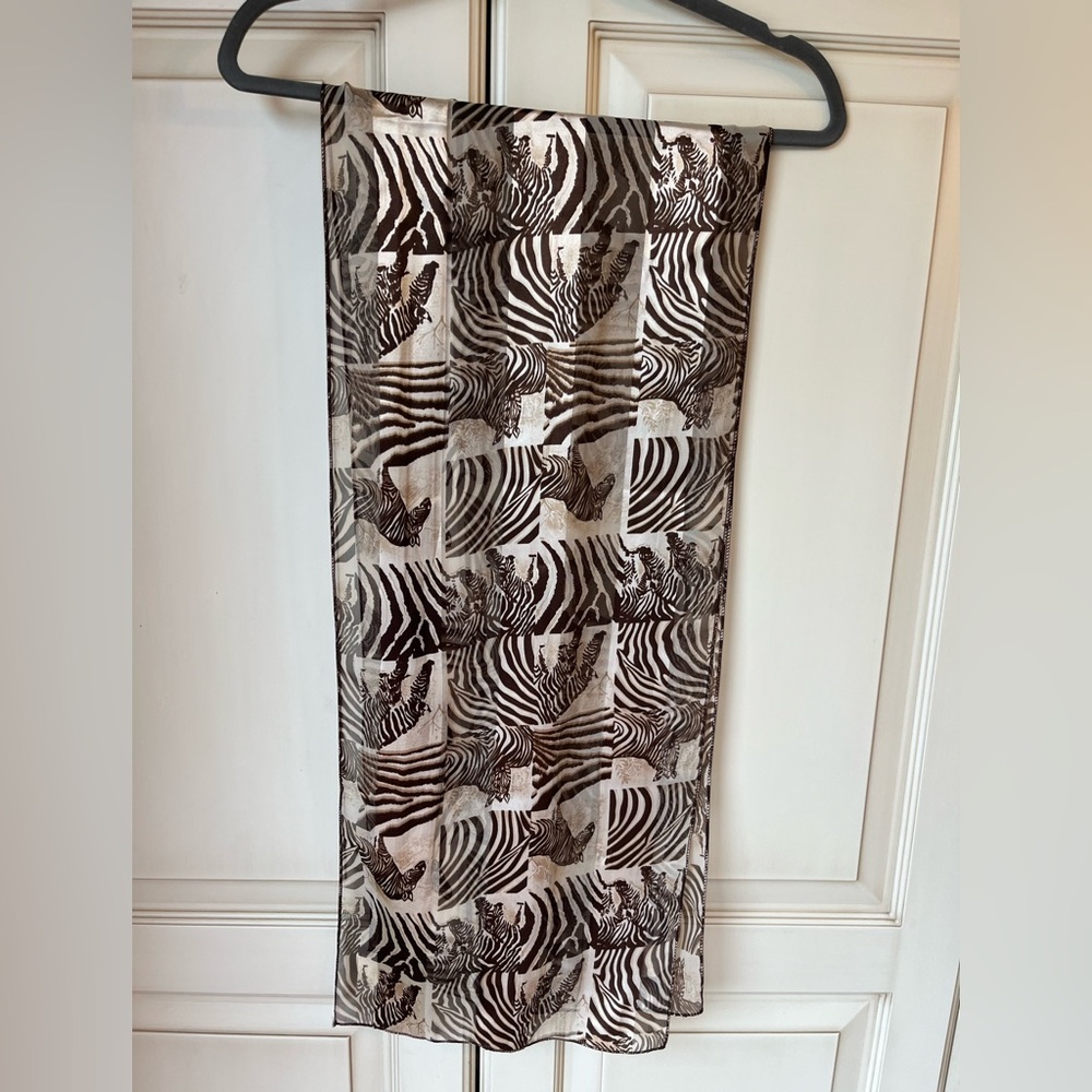 🍋 Zebra print scarf. Polyester. Fantastic scarf to add interest to any outfit.